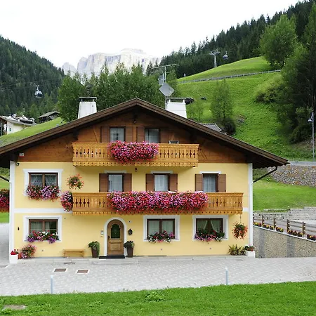 Cesa Crepa Neigra アパート カナツェーイ